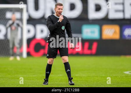 Sandhausen, Deutschland. 9 dicembre 2023. Tobias Welz (Schiedsrichter), Freisteller, Ganzkörper, Einzelbild, Einzelfoto, Aktion, Action, 09.12.2023, Sandhausen (Deutschland), Fussball, 3) LIGA, SV SANDHAUSEN - SV WALDHOF MANNHEIM, DFB/DFL VIETA L'USO DI FOTOGRAFIE COME SEQUENZE DI IMMAGINI E/O QUASI-VIDEO. Credito: dpa/Alamy Live News Foto Stock