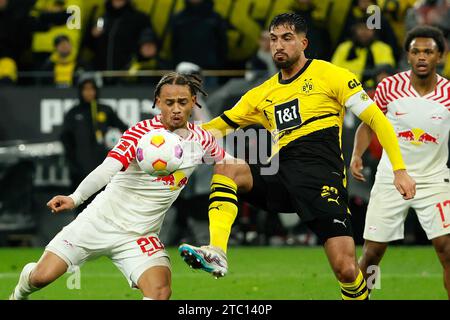 Dortmund, Germania. 9 dicembre 2023. Emre CAN (front R) del Borussia Dortmund vies con Xavi Simons del RB Leipzig durante la prima divisione della Bundesliga match a Dortmund, Germania, 9 dicembre 2023. Crediti: Joachim Bywaletz/Xinhua/Alamy Live News Foto Stock