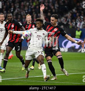 Francoforte, Germania. 9 dicembre 2023. Robin Koch (R) dell'Eintracht Frankfurt vies con Kingsley Coman del Bayern Monaco durante la prima divisione della Bundesliga match a Francoforte, Germania, 9 dicembre 2023. Crediti: Ulrich Hufnagel/Xinhua/Alamy Live News Foto Stock