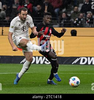 Francoforte, Germania. 9 dicembre 2023. Harry Kane (L) del Bayern Monaco spara durante la partita di prima divisione della Bundesliga tra Eintracht Francoforte e Bayern Monaco a Francoforte, Germania, 9 dicembre 2023. Crediti: Ulrich Hufnagel/Xinhua/Alamy Live News Foto Stock