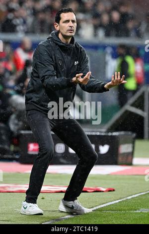 Francoforte, Germania. 9 dicembre 2023. Dino Toppmoeller, capo allenatore dell'Eintracht Frankfurt, insegna durante la partita di prima divisione della Bundesliga tra l'Eintracht Frankfurt e il Bayern Monaco a Francoforte, Germania, 9 dicembre 2023. Crediti: Ulrich Hufnagel/Xinhua/Alamy Live News Foto Stock