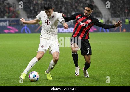 Francoforte, Germania. 9 dicembre 2023. Omar Marmoush (R) dell'Eintracht Frankfurt vies con Kim Minjae del Bayern Monaco durante la partita di prima divisione della Bundesliga a Francoforte, Germania, 9 dicembre 2023. Crediti: Ulrich Hufnagel/Xinhua/Alamy Live News Foto Stock