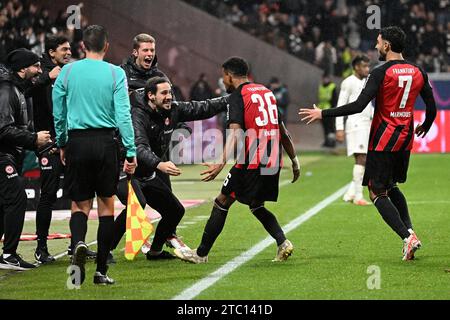 Francoforte, Germania. 9 dicembre 2023. Ansgar Knauff (C) dell'Eintracht Francoforte festeggia il punteggio durante la partita di prima divisione della Bundesliga tra Eintracht Francoforte e Bayern Monaco a Francoforte, Germania, 9 dicembre 2023. Crediti: Ulrich Hufnagel/Xinhua/Alamy Live News Foto Stock