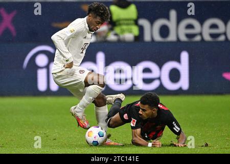 Francoforte, Germania. 9 dicembre 2023. Ansgar Knauff (R) dell'Eintracht Frankfurt vies con Kingsley Coman del Bayern Monaco durante la prima divisione della Bundesliga match a Francoforte, Germania, 9 dicembre 2023. Crediti: Ulrich Hufnagel/Xinhua/Alamy Live News Foto Stock