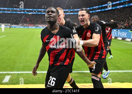 Francoforte, Germania. 9 dicembre 2023. Eric Junior Dina Emimbe (L) dell'Eintracht Frankfurt festeggia il punteggio durante la partita di prima divisione della Bundesliga tra Eintracht Frankfurt e Bayern Monaco a Francoforte, Germania, 9 dicembre 2023. Crediti: Ulrich Hufnagel/Xinhua/Alamy Live News Foto Stock