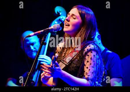 Stockton-on-Tees, Regno Unito. 9 dicembre 2023. Amelia Coburn di Teesside (finalista dei BBC Folk Awards, vincitrice di Breakthrough Artist di UKE Magazine e mentea dell'English Folk Expo) ha portato il suo show completo della band ad ARC, Stockton-on-Tees Tonight. Ha deliziato il pubblico con una performance incredibile, in vista dell'uscita del suo album solista di debutto nel nuovo anno. Crediti: James Hind/Alamy Live News Foto Stock