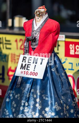 Abiti tradizionali coreani Hanbok esposti in affitto ai turisti che visitano Seul, capitale della Corea del Sud, il 28 ottobre 2023 Foto Stock