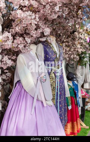 Abiti tradizionali coreani Hanbok esposti in affitto ai turisti che visitano Seul, capitale della Corea del Sud Foto Stock