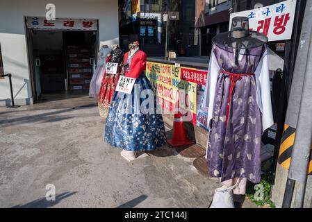 Abiti tradizionali coreani Hanbok esposti in affitto ai turisti che visitano Seul, capitale della Corea del Sud, il 28 ottobre 2023 Foto Stock