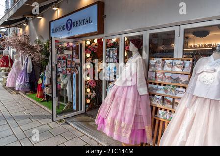 Abiti tradizionali coreani Hanbok esposti in affitto ai turisti che visitano Seul, capitale della Corea del Sud, il 4 novembre 2023 Foto Stock