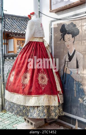 Abiti tradizionali coreani Hanbok esposti in affitto ai turisti che visitano Seul, capitale della Corea del Sud Foto Stock