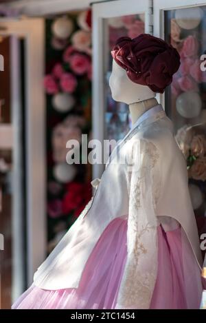 Abiti tradizionali coreani Hanbok esposti in affitto ai turisti che visitano Seul, capitale della Corea del Sud Foto Stock