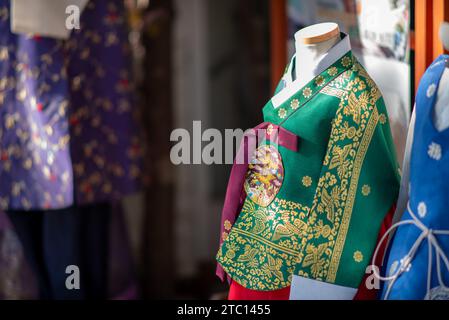 Abiti tradizionali coreani Hanbok esposti in affitto ai turisti che visitano Seul, capitale della Corea del Sud Foto Stock