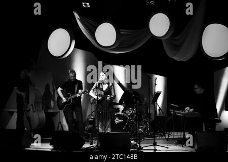 Amelia Coburn di Teesside e la sua band completa (Amelia Coburn and Friends) si esibiscono dal vivo all'ARC, Stockton-on-Tees. Crediti: James Hind/Alamy Live News. Foto Stock