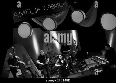 Amelia Coburn di Teesside e la sua band completa (Amelia Coburn and Friends) si esibiscono dal vivo all'ARC, Stockton-on-Tees. Crediti: James Hind/Alamy Live News. Foto Stock