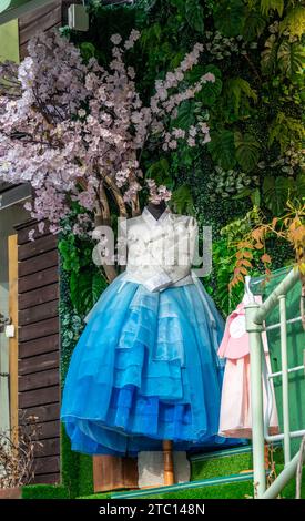 Abiti tradizionali coreani Hanbok esposti in affitto ai turisti che visitano Seul, capitale della Corea del Sud Foto Stock