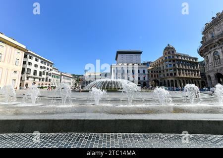 Genova, Italia - 30 luglio 2022: Piazza De Ferrari, piazza principale di Genova. Foto Stock