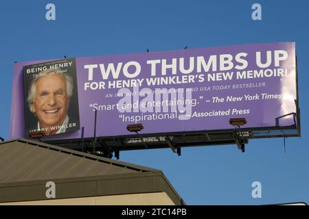 Los Angeles, California, USA 9 dicembre 2023 Henry Winkler è Henry the Fonz and Beyond Book Billboard su Sunset Blvd il 9 dicembre 2023 a Los Angeles, California, USA. Foto di Barry King/Alamy Stock Photo Foto Stock