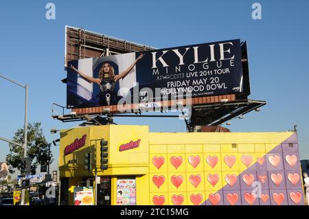 Los Angeles, California, USA 26 gennaio 2011 cantante Kylie Minogue Aphrodite Live 2011 Tour Billboard for Hollywood Bowl Concert il 20 maggio 2011 su Sunset Blvd il 26 gennaio 2011 a Los Angeles, California, USA. Foto di Barry King/Alamy Stock Photo Foto Stock