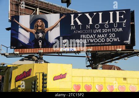 Los Angeles, California, USA 26 gennaio 2011 cantante Kylie Minogue Aphrodite Live 2011 Tour Billboard for Hollywood Bowl Concert il 20 maggio 2011 su Sunset Blvd il 26 gennaio 2011 a Los Angeles, California, USA. Foto di Barry King/Alamy Stock Photo Foto Stock