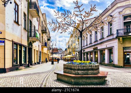 Nowy Sacz, Polonia - 12 maggio 2022: Bella strada della città vecchia. Foto Stock