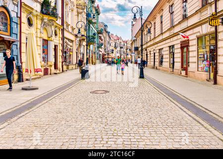 Nowy Sacz, Polonia - 12 maggio 2022: Bella strada della città vecchia. Foto Stock