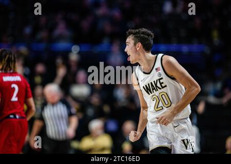 9 dicembre 2023: La guardia dei Demon Deacons di Wake Forest Parker Friedrichsen (20) celebra contro i N.J.I.T Highlanders durante la seconda metà della partita di pallacanestro NCAA al LJVM Coliseum di Winston-Salem, NC. (Scott Kinser/CSM) Foto Stock