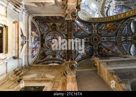 Genova, Italia - 2 agosto 2022: Piccola chiesa di San Matteo (XII secolo), nel centro di Genova, Italia. Foto Stock