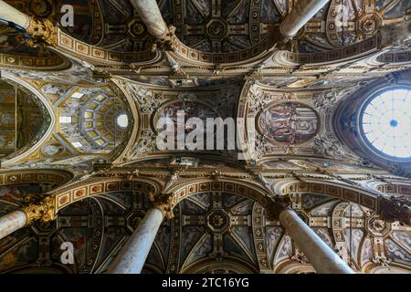 Genova, Italia - 2 agosto 2022: Piccola chiesa di San Matteo (XII secolo), nel centro di Genova, Italia. Foto Stock