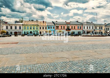 Nowy Sacz, Polonia - 12 maggio 2022: Vista sulla piazza del mercato della città - 160 x 200 metri - questo è il più grande mercato dopo Cracovia, Foto Stock