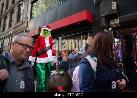 New York, New York, USA. 9 dicembre 2023. L'annuale tradizione dei pub crawl di Santacon, dove tutti i partecipanti devono vestirsi con un costume a tema natalizio, torna a New York per il suo 25° anno. (Immagine di credito: © Edna Leshowitz/ZUMA Press Wire) SOLO USO EDITORIALE! Non per USO commerciale! Crediti: ZUMA Press, Inc./Alamy Live News Foto Stock