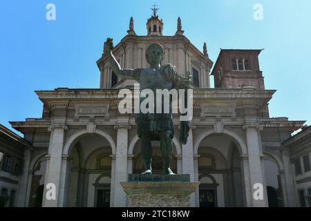 Milano, Italia - 4 agosto 2022: Basilica di San Lorenzo e statua dell'imperatore Costantino a Milano. Costruito nel IV secolo d.C. Foto Stock