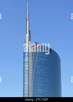 Milano, Italia - 3 agosto 2022: L'iconica torre Unicredit in piazza Gae Aulenti. Grattacielo che fa parte di un gruppo di edifici residenziali e commerciali Foto Stock