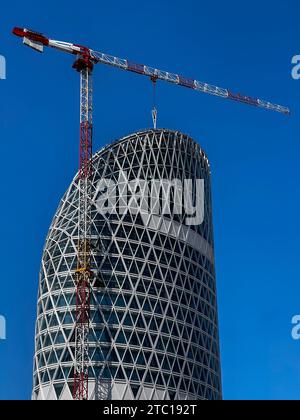 Milano, Italia - 3 agosto 2022: La Torre Unipol è in costruzione intorno a Piazza Gae Aulenti a Milano, Italia. Foto Stock