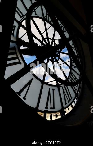 Guardando attraverso il Musee D'Orsay Clock Foto Stock