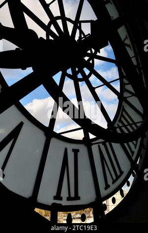 Guardando attraverso il Musee D'Orsay Clock Foto Stock