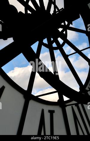 Guardando attraverso il Musee D'Orsay Clock Foto Stock