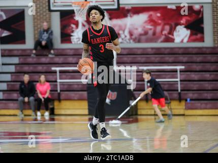 Bethany, okay, USA. 9 dicembre 2023. La guardia dei Rangers della Northwestern Oklahoma State University Camron McDowell (3) si tuffa nel pallacanestro durante la partita di pallacanestro NCAA Men tra i Northwestern Oklahoma State University Rangers e la Southern Nazarene University Crimson Storm al Sawyer Center di Bethany, Oklahoma. Ron Lane/CSM/Alamy Live News Foto Stock