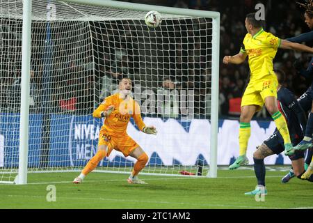 Parigi, Francia. 9 dicembre 2023. Mostafa Mohamed di Nantes segna il suo gol contro il portiere del PSG Arnau Tenas durante la partita di calcio del campionato francese di Ligue 1 tra Paris Saint-Germain e FC Nantes il 9 dicembre 2023 allo stadio Parc des Princes di Parigi, Francia - foto Jean Catuffe/DPPI credito: DPPI Media/Alamy Live News Foto Stock