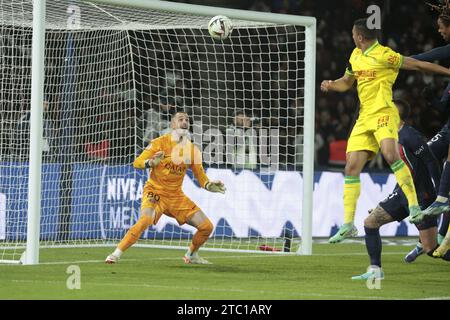 Mostafa Mohamed di Nantes segna il suo gol contro il portiere del PSG Arnau Tenas durante la partita di calcio del campionato francese di Ligue 1 tra il Paris Saint-Germain e il FC Nantes il 9 dicembre 2023 allo stadio Parc des Princes di Parigi, in Francia Foto Stock