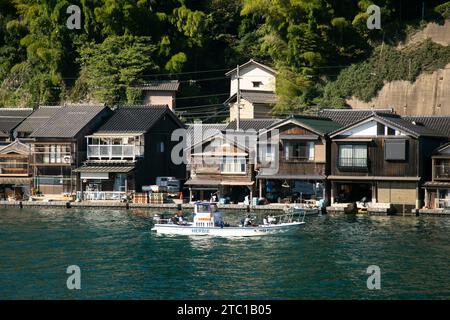 Ine, Giappone; 1 ottobre 2023: Barche da pesca nello splendido villaggio di pescatori di Ine, a nord di Kyoto. Foto Stock