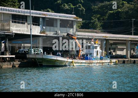 Ine, Giappone; 1 ottobre 2023: Barche da pesca nello splendido villaggio di pescatori di Ine, a nord di Kyoto. Foto Stock