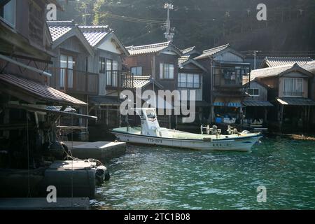 Ine, Giappone; 1 ottobre 2023: Barche da pesca nello splendido villaggio di pescatori di Ine, a nord di Kyoto. Foto Stock