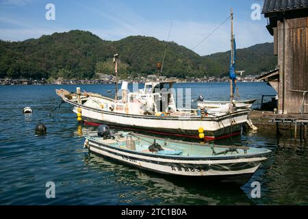 Ine, Giappone; 1 ottobre 2023: Barche da pesca nello splendido villaggio di pescatori di Ine, a nord di Kyoto. Foto Stock