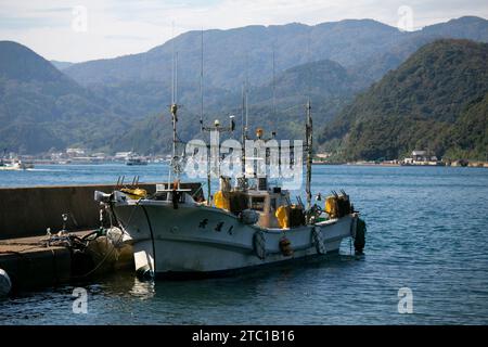 Ine, Giappone; 1 ottobre 2023: Barche da pesca nello splendido villaggio di pescatori di Ine, a nord di Kyoto. Foto Stock