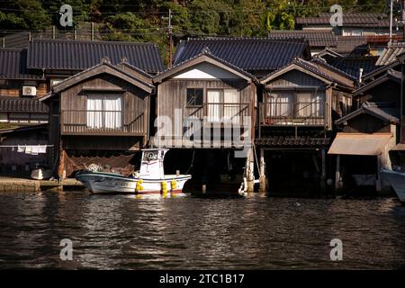 Ine, Giappone; 1 ottobre 2023: Barche da pesca nello splendido villaggio di pescatori di Ine, a nord di Kyoto. Foto Stock