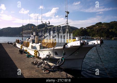 Ine, Giappone; 1 ottobre 2023: Barche da pesca nello splendido villaggio di pescatori di Ine, a nord di Kyoto. Foto Stock