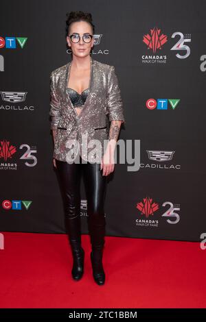 Toronto, Canada. 2 dicembre 2023. Amanda Dorenberg partecipa al gala della Walk of Fame del Canada al Metro Convention Centre di Toronto. Il Canada's Walk of Fame Gala è un evento formale tenuto a Toronto, che riconosce figure canadesi di rilievo. La serata si svolge con un ricevimento su tappeto rosso, culminando con una cerimonia di premiazione che commemora i contributi di individui illustri al paesaggio culturale del paese. Credito: SOPA Images Limited/Alamy Live News Foto Stock