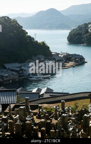 Ine, Giappone; 1 ottobre 2023: Cimitero a Ine, un bellissimo villaggio di pescatori a nord di Kyoto. Foto Stock