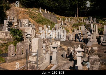 Ine, Giappone; 1 ottobre 2023: Cimitero a Ine, un bellissimo villaggio di pescatori a nord di Kyoto. Foto Stock